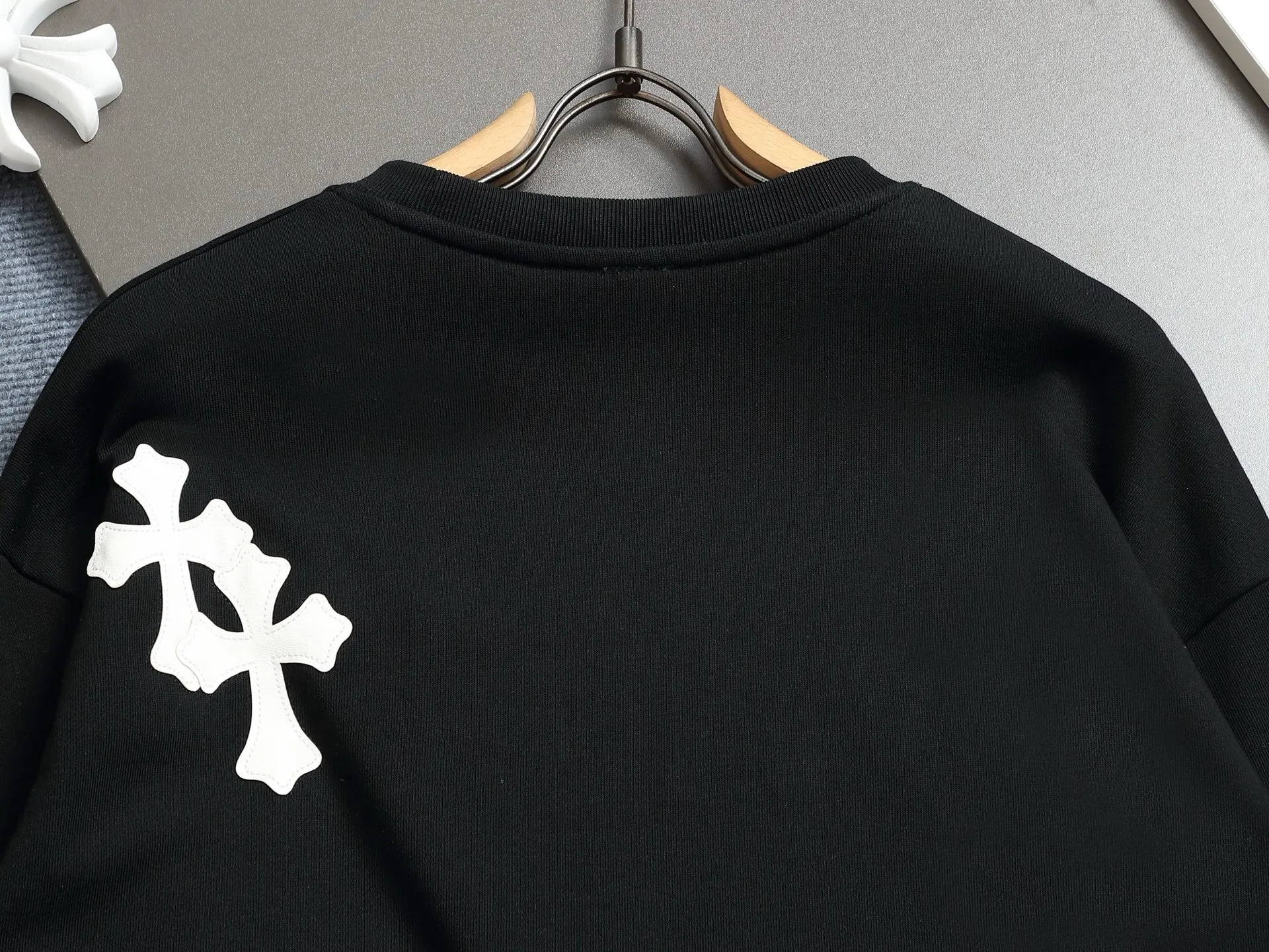 P230 Chrome hearts ch Chrome hearts cross leather embroidered round neck sweatshirt, large version, loose and stylish, low version, slim version, upper body and crotch pull, 100% commitment: top quality, not fast food, the highest version on the market, top quality, 420 grams, 26 custom-dyed double yarn cotton, same style for men and women, complete with three standards. Color: Black White Size: XS-L